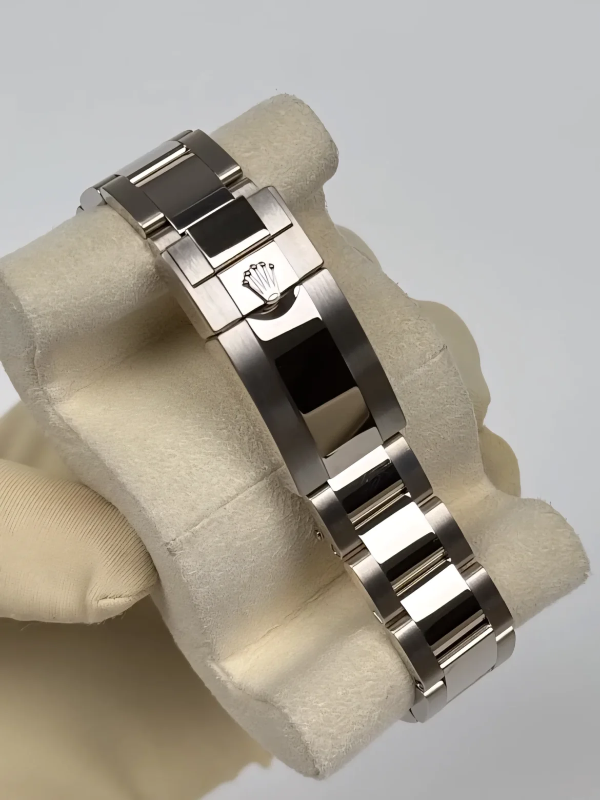 26231OR.ZZ.D003CA.01 Royal Oak Offshore Lady video