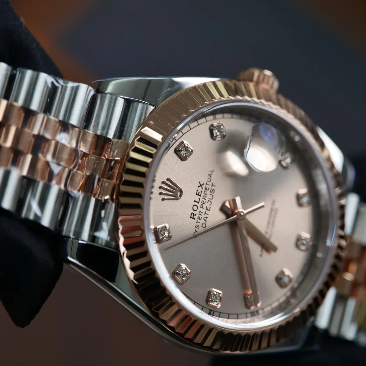 26231OR.ZZ.D003CA.01 Royal Oak Offshore Lady video